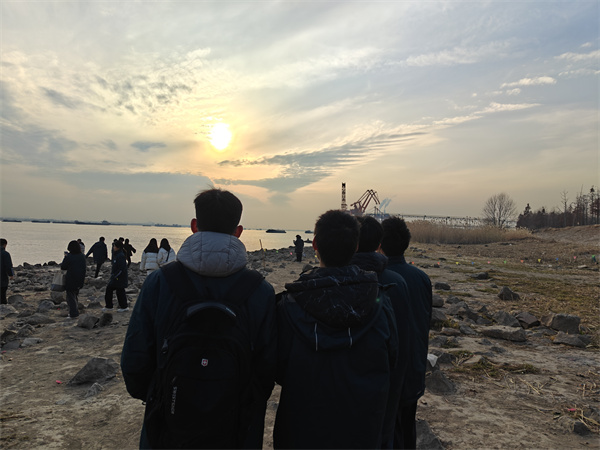 学生观察长江北岸河岸特征.jpg 学生观察长江北岸河岸特征.jpg