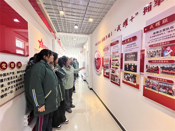 参观戎耀之家.jpg 参观戎耀之家.jpg