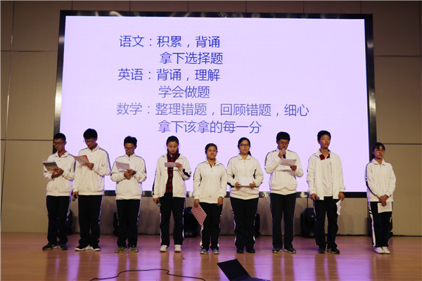 优秀学生代表与同学们交流学习经验.JPG