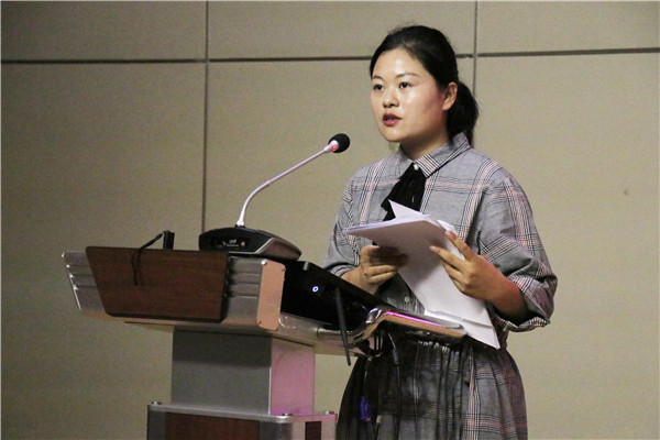 高一年级王丽主任对学生进行阶段指导.JPG