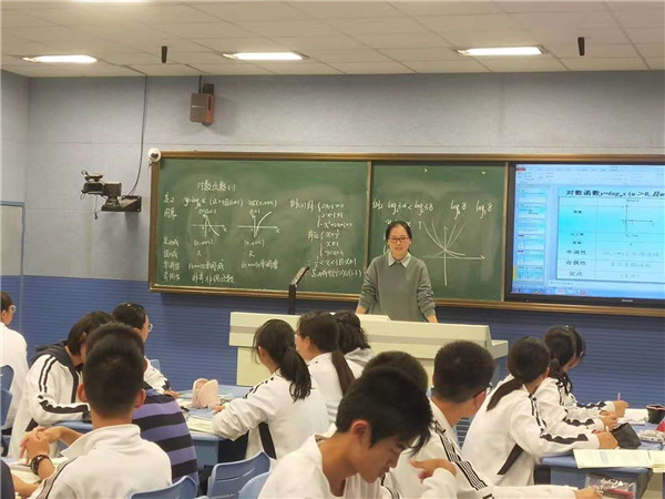 秦咏梅老师上课中.jpg