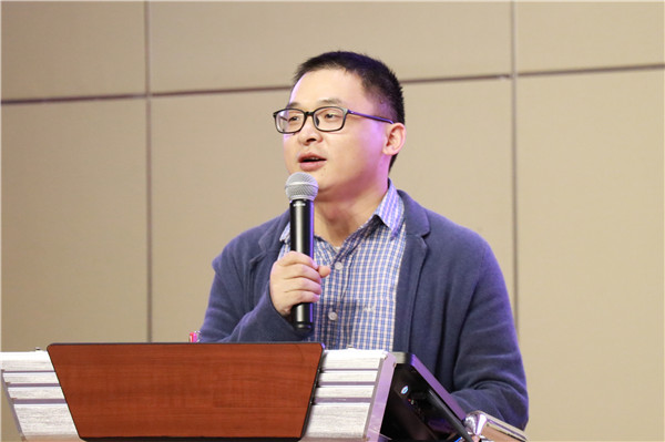 汪柳主任主持活动.JPG