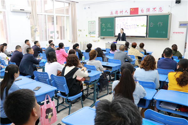 刘平老师在班交流.JPG