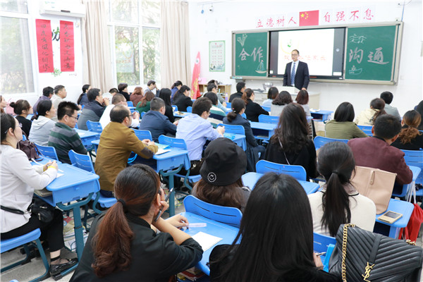 叶建军老师在班交流.JPG