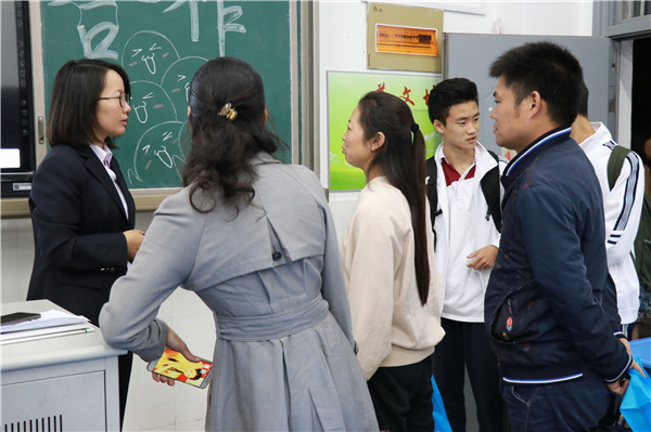 家长与老师个别交流4.JPG