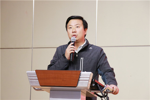 会议由年级组长张鹏主任主持.JPG