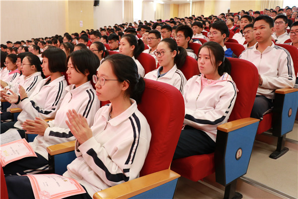 认真聆听同学的经验介绍.JPG