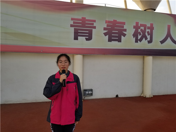高三4班 董叶同学主持升旗仪式.jpg