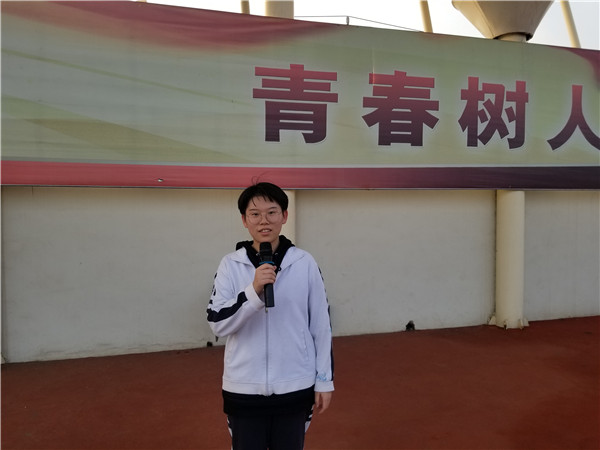 孙玥同学做主题发言.jpg