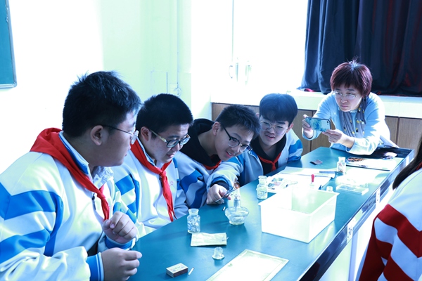 13树人学生在课堂上积极参与.JPG