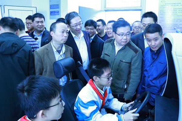2来宾们参观模拟驾驶实验室.JPG