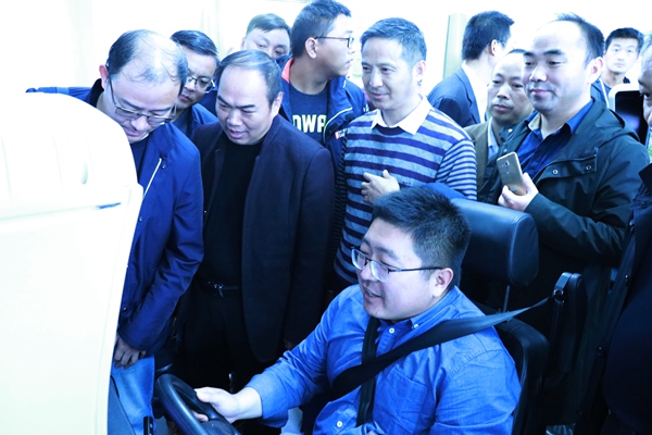 3来宾亲自体验模拟驾驶.JPG