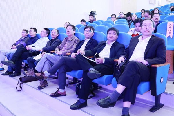 35与会领导欣赏我校宣传片.JPG