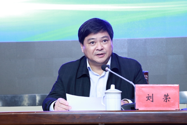36扬州电教馆馆长刘荣主持会议.JPG