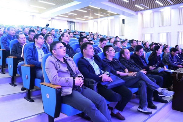 40与会人员认真聆听.JPG