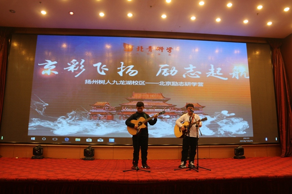 初一（3）王宝坷、王天瑞演唱歌曲歌曲《倔强》.jpg