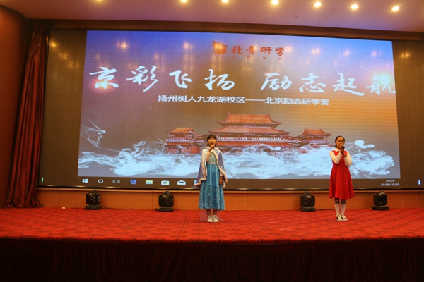 初一（6）夏综悦、张子悦两位演唱歌曲《暖暖》.jpg