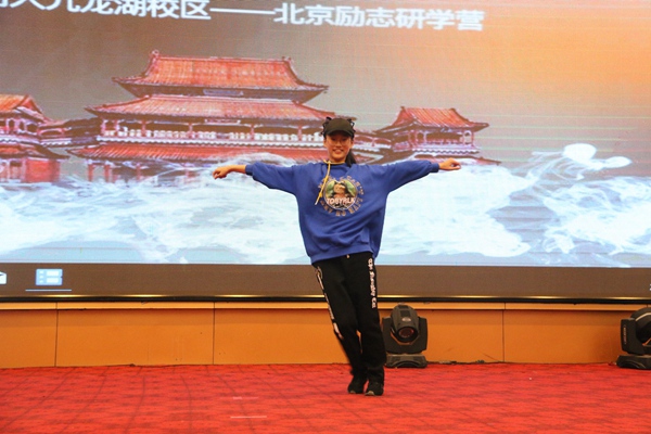 初一（7）崔礼璠表演舞蹈《Super  Girl》.jpg
