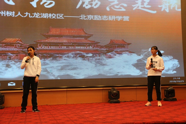 初一（6）鲁景欣、徐源梓两位同学演唱歌曲《讲真的》.jpg