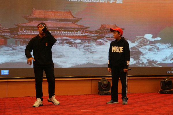 初一（8）姚宇哲、张增鲲两位同学表演RAP《舞文弄墨》.jpg