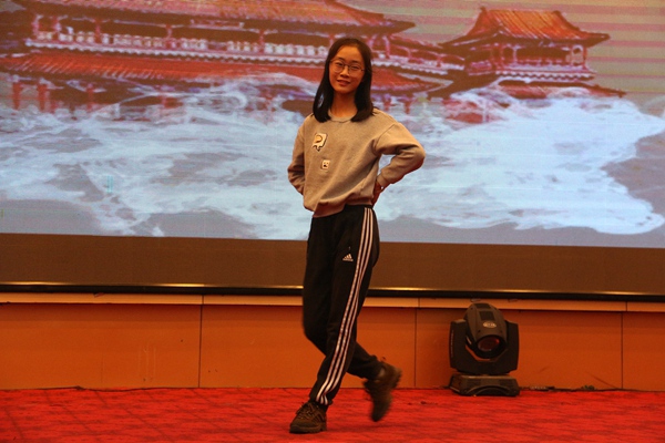 初一（9）肖润琪表演舞蹈《千年游》.jpg