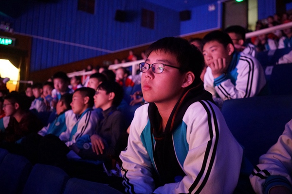 学生认真观看.jpg