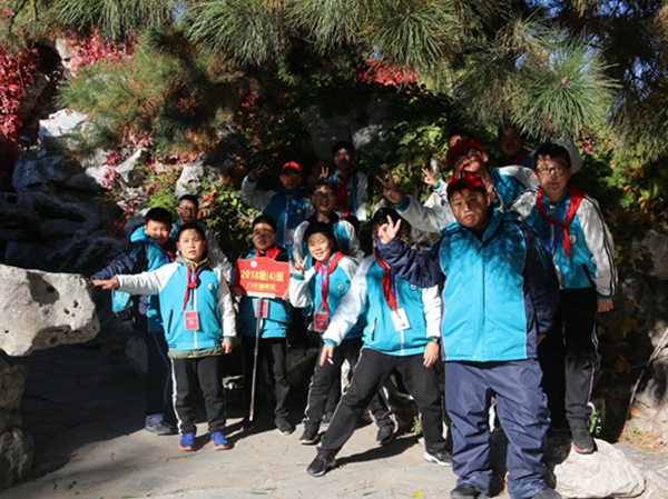 2-大观园内合影.jpg