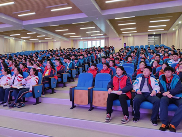 学生们认真聆听.jpg