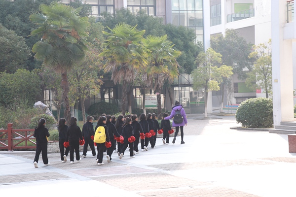 各参赛队领队、教练、运动员来到九龙湖校区2.jpg