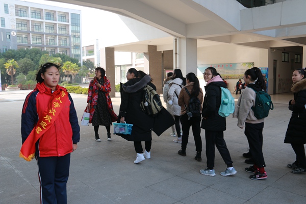 各参赛队领队、教练、运动员来到九龙湖校区1.jpg