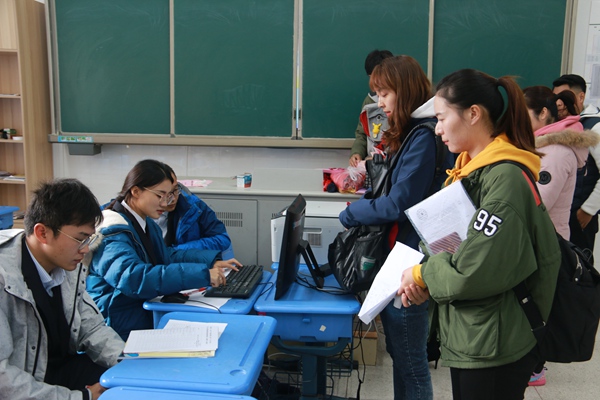代表队有序地进行报到1.jpg