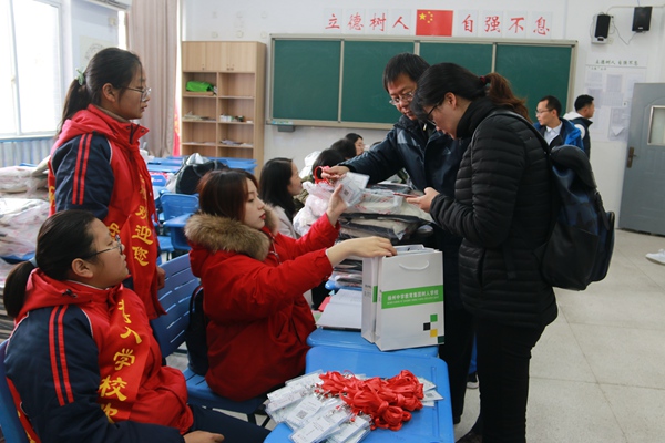 代表队有序地进行报到2.jpg