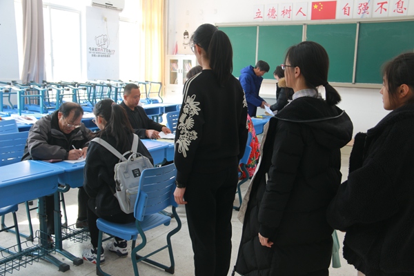 代表队有序地进行资格审核2.jpg