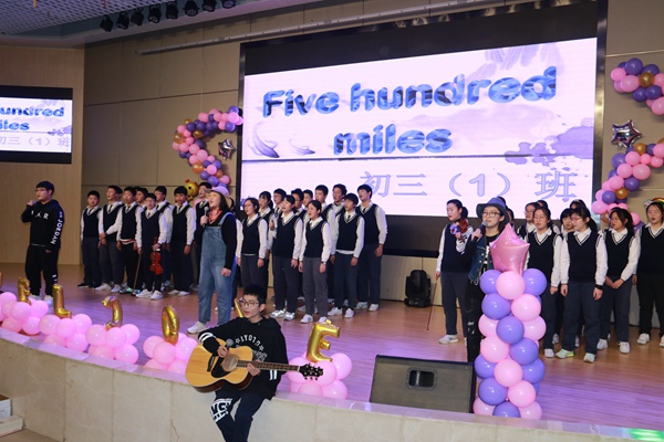 同学们用歌曲展示青春活力1.jpg