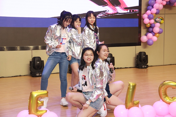 同学们用歌曲展示青春活力2.jpg