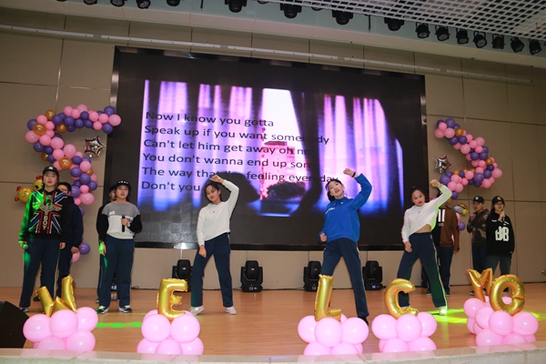 同学们用歌曲展示青春活力4.jpg
