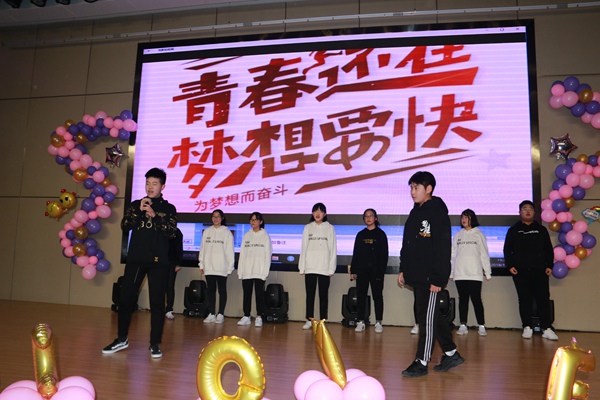 同学们用歌曲展示青春活力5.jpg