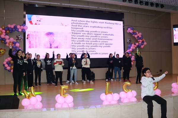 同学们用歌曲展示青春活力3.jpg