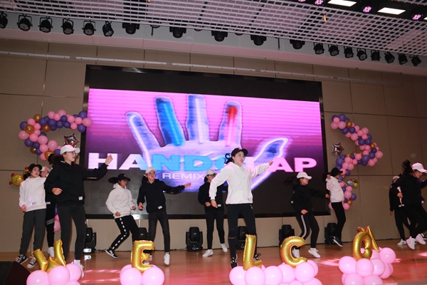 同学们用歌曲展示青春活力10.jpg