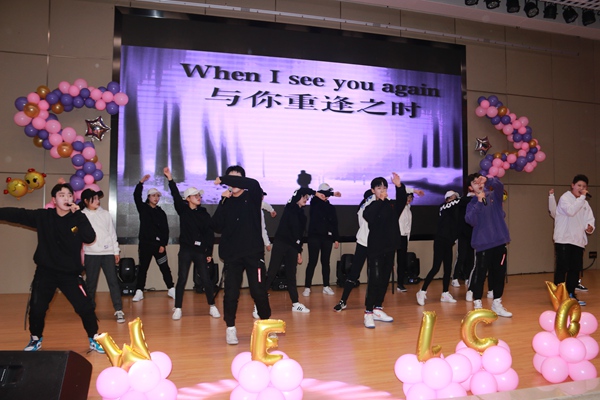 同学们用歌曲展示青春活力11.jpg