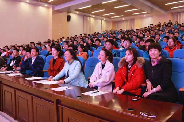 评委老师们在认真观看比赛.jpg