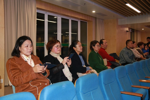 学生家长认真观看比赛.jpg