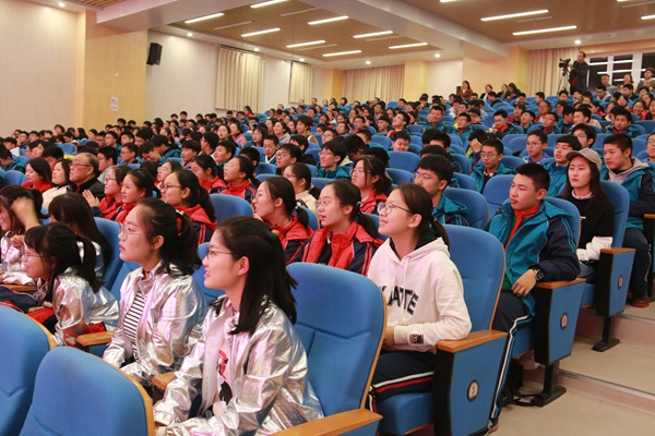 同学们在欣赏比赛.jpg