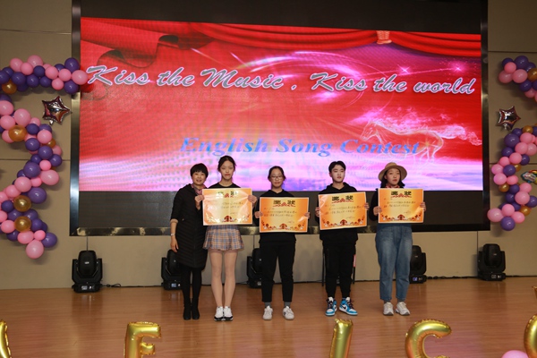 潘主任给获一等将同学颁奖.jpg