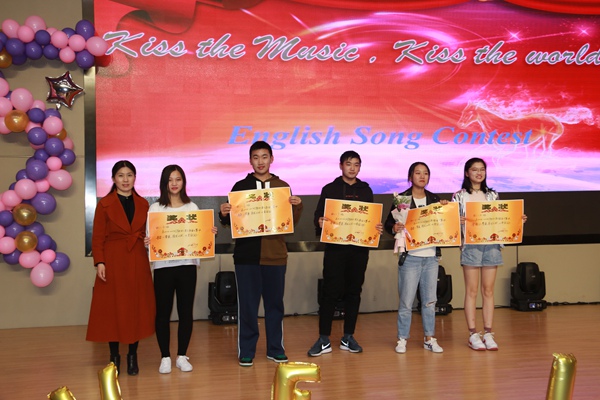 王芳老师给获二等奖同学颁奖.jpg