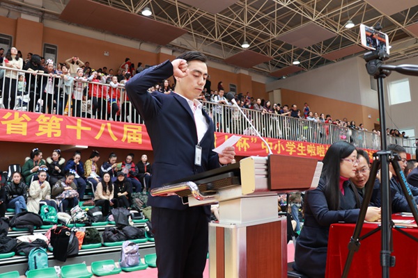 章伟老师代表裁判员宣誓.jpg