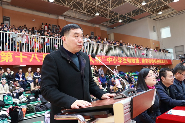 扬州市教育局副局长昌明宣布比赛开始.jpg