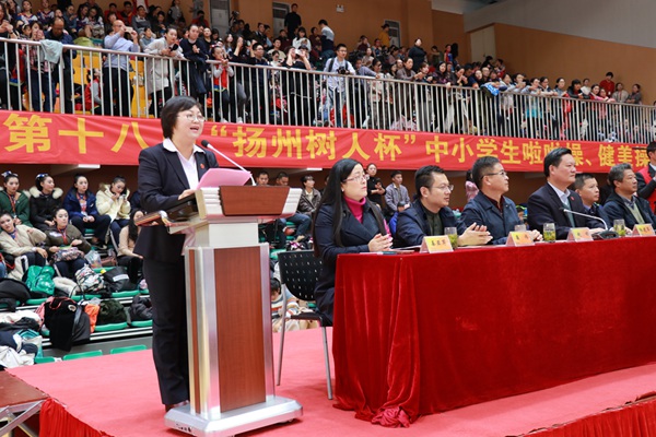 副校长童敏娟主持开幕式.jpg