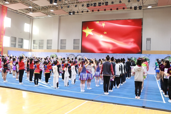 运动员们面向国旗唱国歌.jpg