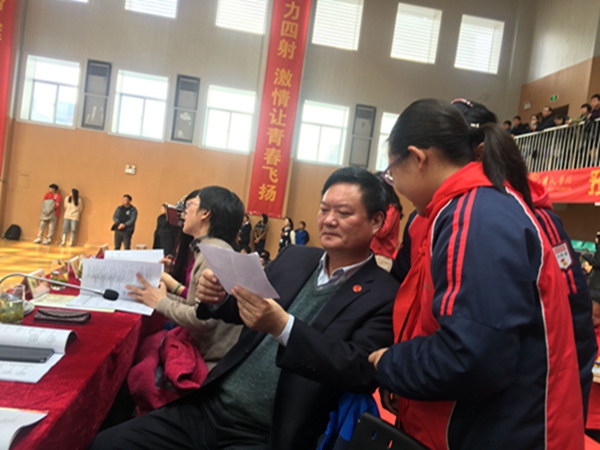 陆建军校长接受文学院小记者采访.jpg